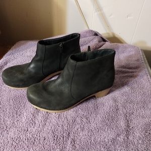 Dansko sz41 black leather booties